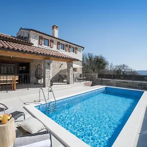  Villa Poji